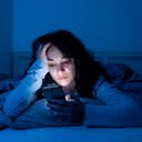 Entre os malefícios desse hábito, estão o ganho de peso e sentimentos negativos - iStock