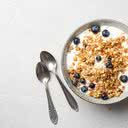 Frutas com bastante água podem ajudar nessa questão - iStock