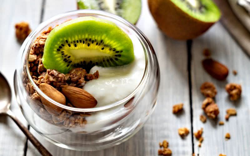Uma salada de frutas com kiwi, abacaxi e castanhas, com iogurte, é uma boa opção de lanche - iStock