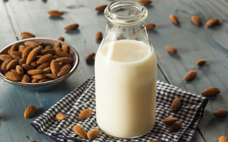 Confira algumas das variáveis do leite de amêndoas - iStock