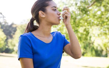 A doença é mais comum entre os adolescentes, e os sintomas podem piorar à noite, no inverno ou com exercícios - iStock