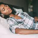 Que tal ouvir um podcast ou baixar um aplicativo com aqueles sons que ajudam a relaxar? - iStock