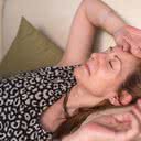 Mudanças hormonais combinadas a outros sintomas, como suor noturno, podem intensificar o odor corporal - iStock