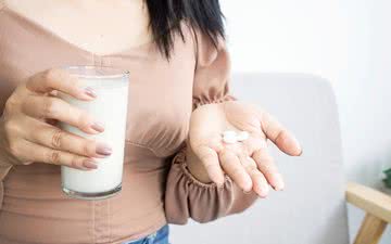 Beber leite pode dificultar o processamento de certos antibióticos; prefira água - iStock