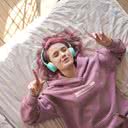 Fones de ouvido no volume máximo podem danificar a audição, e isso pode causar problemas cerebrais - iStock