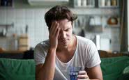 Entre os principais sintomas físicos da ressaca estão dor de cabeça, sede e enjoo - iStock