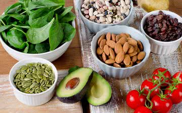 Se precisar aumentar a quantidade de potássio na dieta, escolha alimentos saudáveis, como frutas e vegetais - iStock