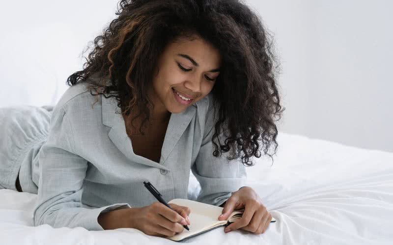 Passar algum tempo escrevendo uma lista de tarefas pode ajudar a cair no sono, segundo estudos - iStock