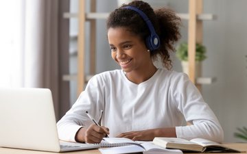 Pesquisadores acreditam que jovens adiam a entrada em relacionamento estável por valorizarem a realização individual - iStock