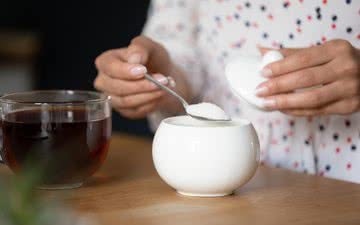 Você deve ingerir no máximo seis colheres de chá de açúcar ao dia, mas não esqueça do açúcar escondido! - iStock