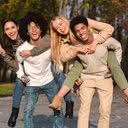 Não querer namorar na adolescência não significa problemas de relacionamento - iStock