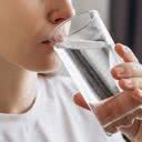 Além de consumir mais fibras, é fundamental beber mais água e se movimentar - iStock