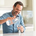 A recomendação é ingerir diariamente entre 1,6 a 2,1 litros de líquido (mulheres) e de 2 a 3 litros (homens) - iStock
