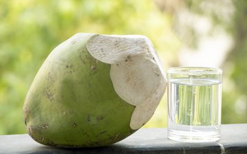A água de coco é uma alternativa natural às bebidas esportivas - iStock