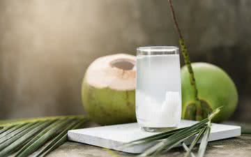 Água de coco é uma alternativa natural a bebidas açucaradas e isotônicos - iStock