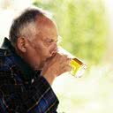 Segundo os dados, um em cada quatro idosos brasileiros consome álcool atualmente - iStock