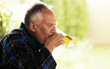 Segundo os dados, um em cada quatro idosos brasileiros consome álcool atualmente - iStock