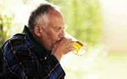 Segundo os dados, um em cada quatro idosos brasileiros consome álcool atualmente - iStock