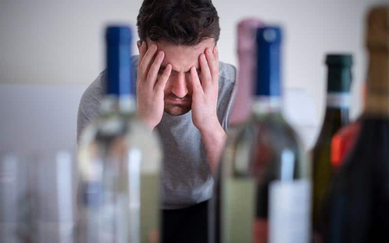 O álcool aumenta comportamentos de risco e a probabilidade de relações sexuais sem preservativo - iStock