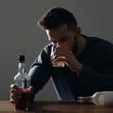 Ao exagerar no álcool, as pessoas se colocam em situações de risco - iStock