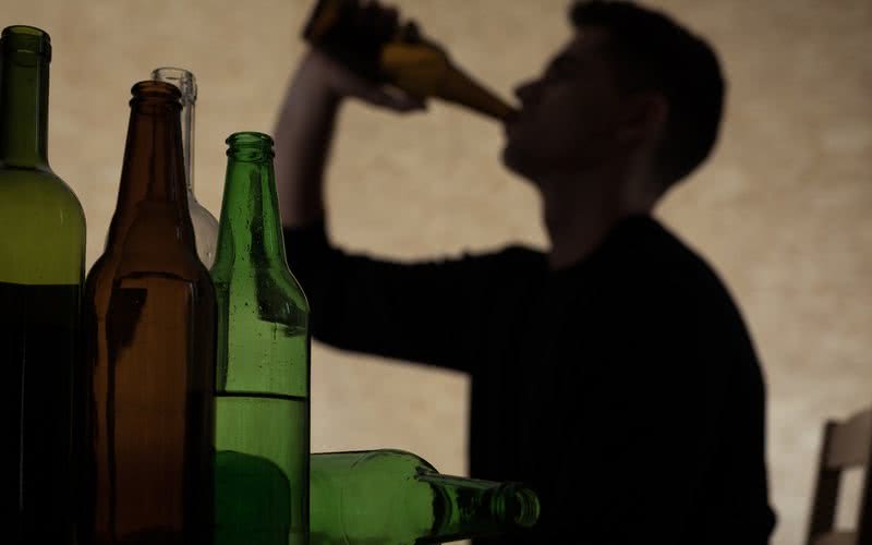 As bebidas alcoólicas agem diretamente sobre o Sistema Nervoso Central - iStock