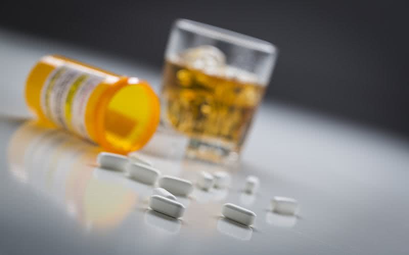 Assim como o álcool, medicamentos antivirais podem atacar o estômago - iStock