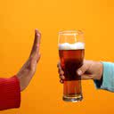 Cinco doses ou mais de álcool numa única ocasião já constituem "beber pesado" - iStock