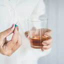 O consumo de álcool é muito comum na população, assim como o uso diário de medicamentos - iStock