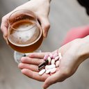 O álcool é metabolizado no fígado e alguns compostos dos remédios também passam por esse processo - iStock