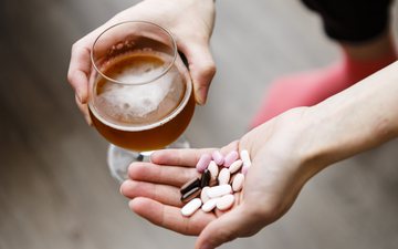 Qual o problema de misturar álcool e medicamentos?