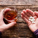 Tanto o álcool quanto esses medicamentos atuam no sistema nervoso central - iStock