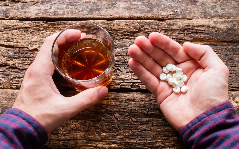 Tanto o álcool quanto esses medicamentos atuam no sistema nervoso central - iStock