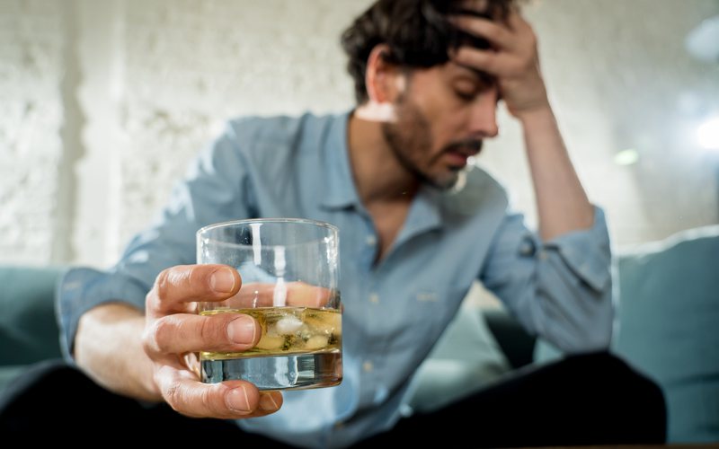 Pessoas com TDAH podem buscar no álcool um alívio para as dificuldades causadas pelo transtorno - iStock