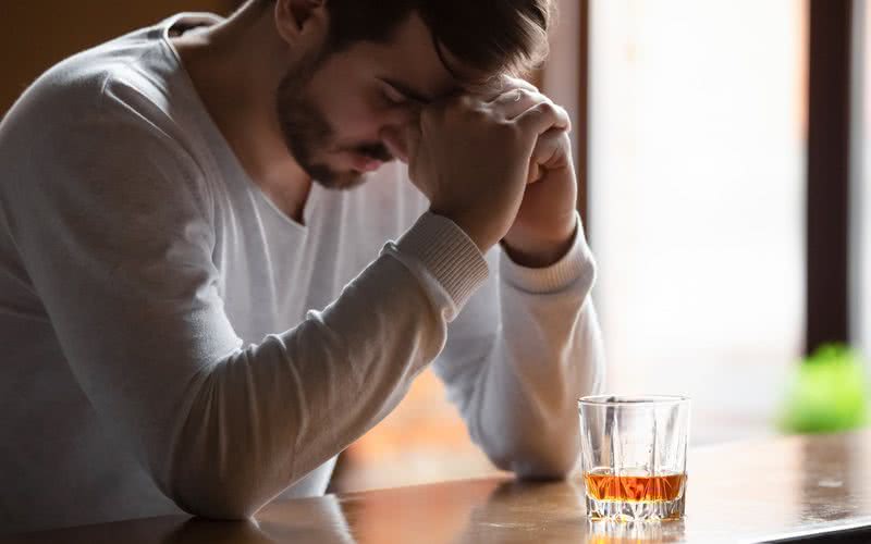 À medida que a quantidade consumida aumenta, o álcool pode deflagrar emoções negativas - iStock