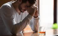 À medida que a quantidade consumida aumenta, o álcool pode deflagrar emoções negativas - iStock