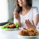 Uma pessoa ortoréxica se preocupa excessivamente com o impacto que o alimento terá no organismo - iStock