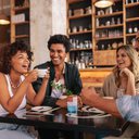 Uma das recomendações dos pesquisadores é priorizar os contatos presenciais - iStock