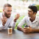 Marcar um café com um amigo pode fazer uma grande diferença para o bem-estar no fim do dia - iStock