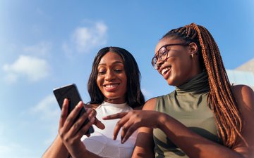 A relação com os pares é muito importante para o bem-estar do jovem - iStock