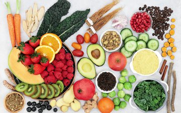 Salmão, oleaginosas e frutas ricas em antioxidantes atuam como anti-inflamatórios naturais - iStock