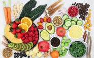 Salmão, oleaginosas e frutas ricas em antioxidantes atuam como anti-inflamatórios naturais - iStock