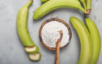 A farinha de banana verde é um exemplo de alimento rico em amido resistente - iStock