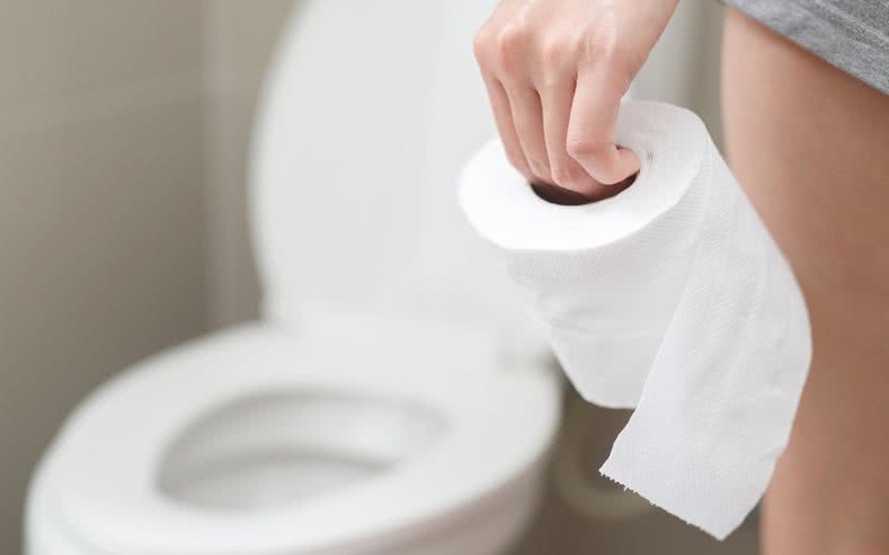 Ir ao banheiro com pouca frequência é só um dos sintomas de constipação - iStock
