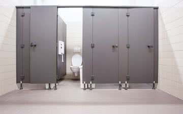 Muita gente se preocupa com o risco de contrair doenças ao usar banheiros públicos - iStock