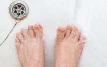 Se você decidir fazer xixi no chuveiro, é melhor fazê-lo no seu próprio banheiro e não em um público - iStock