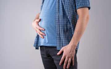 Normalmente, os homens acumulam gordura na região abdominal e na lateral do corpo - iStock