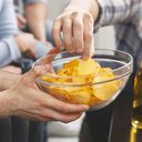 O "mindful eating" pode reduzir os episódios de compulsão e alimentação impulsiva - iStock
