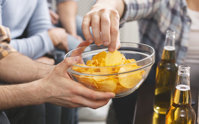 O "mindful eating" pode reduzir os episódios de compulsão e alimentação impulsiva - iStock