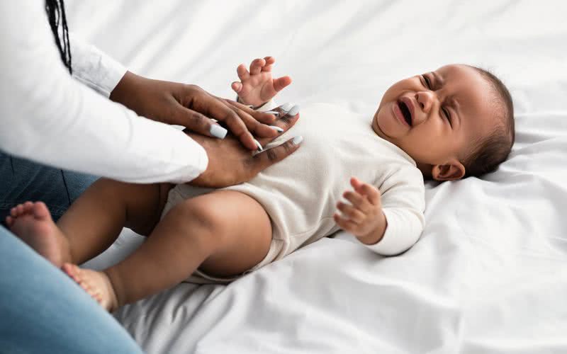 A cólica infantil é definida por incômodo que causa choro inconsolável e irritabilidade no bebê - iStock