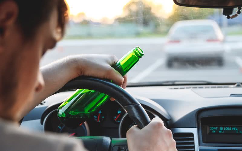 Mesmo em pequenas doses, o álcool afeta a segurança no trânsito - iStock